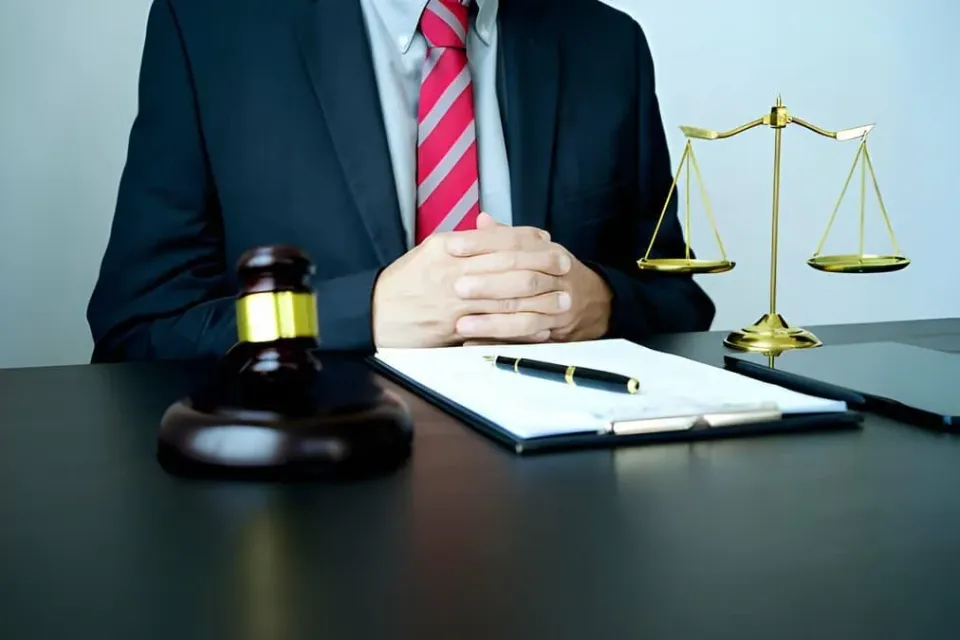 6 Differences Between Corporate Lawyer and Litigation Lawyer
