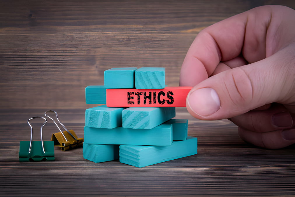 Hukum dan Etik dalam Masyarakat