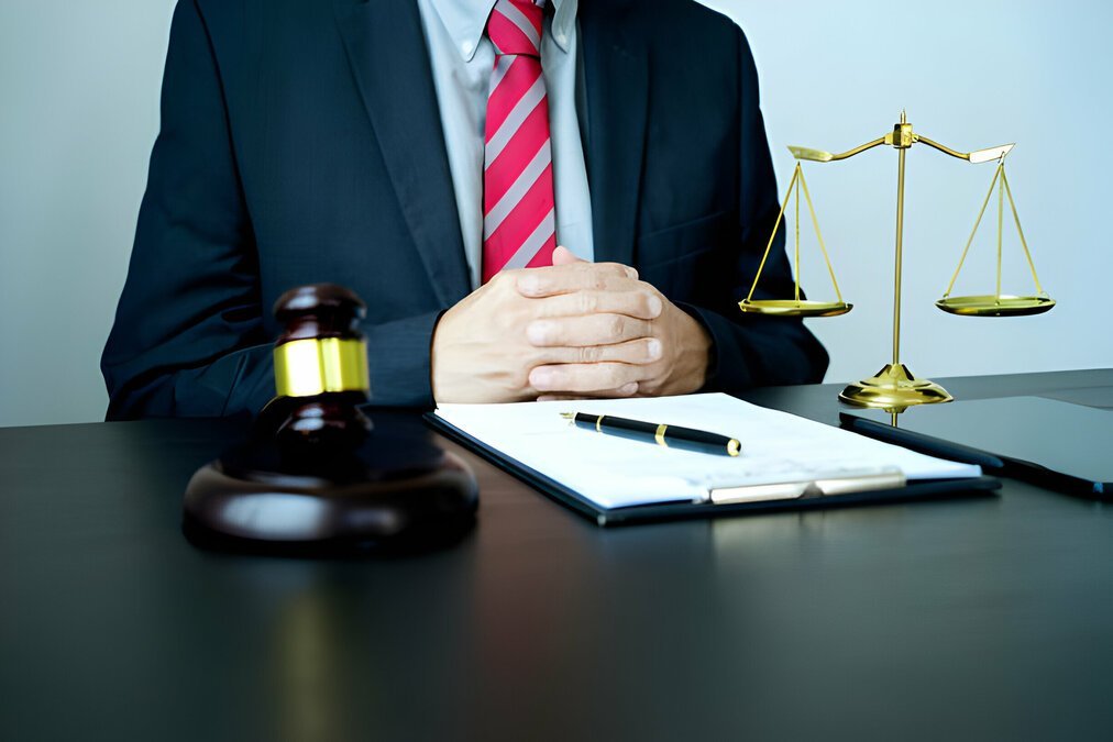 Perbedaan corporate lawyer dan litigation lawyer