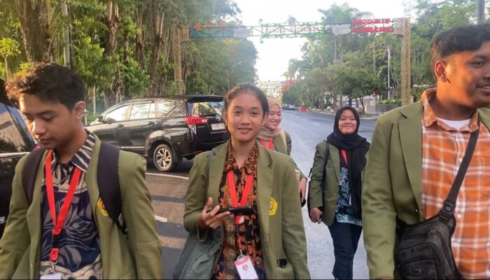 Mahasiswa Fakultas Hukum UPN Veteran Jawa Timur Melakukan Kegiatan Pengabdian Masyarakat di Jalan Rajekwesi hingga Jalan Veteran Kabupaten Bojonegoro